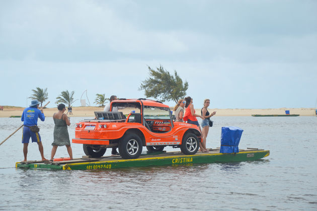 Met dit bijzondere pontje word je met de jeep naar de overkant gebracht.