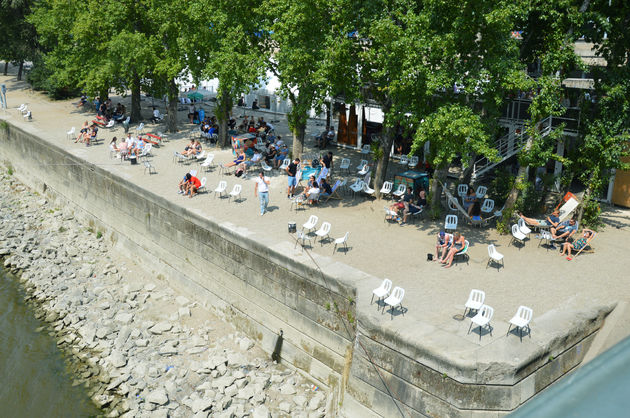 Stadstrand `Pontoon` waar je in de zomer cocktails kunt drinken.