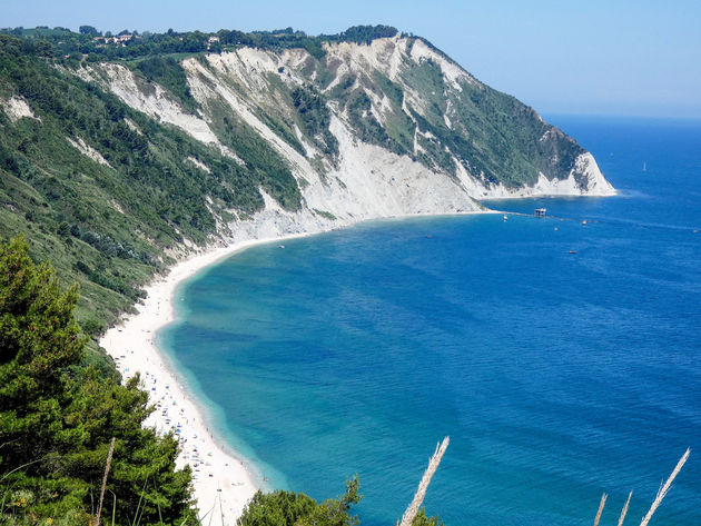 Het prachtige strand van Portonovo