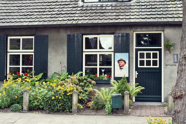 Dit is het voormalig postkantoor, waar hij iedere dag een brief voor zijn broer Theo kwam posten