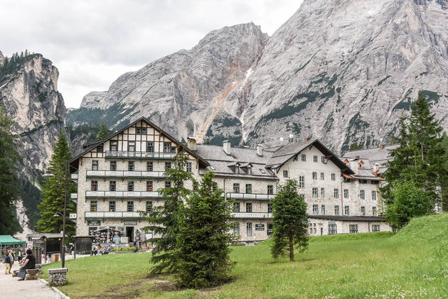 Achter dit hotel ligt een prachtig meertje verscholen