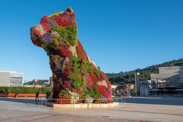 Voor de ingang van het Guggenheim staat deze Puppy