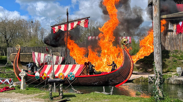 Les Vikings: een Vikingschip komt omhoog uit het water..