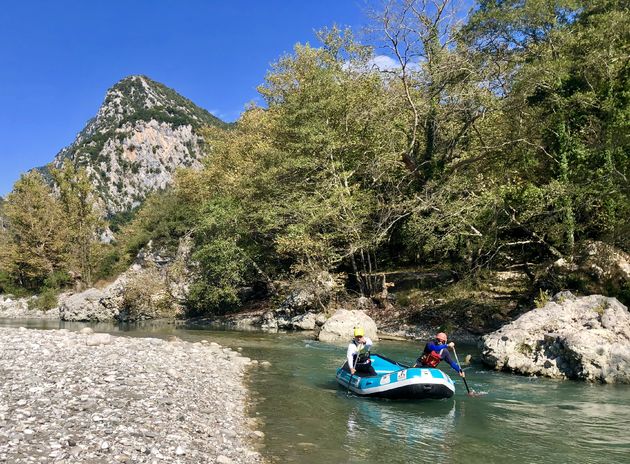 Raften op de Arachthos rivier is een van de leukste dingen die je hier kunt doen