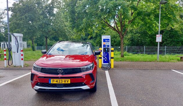 We laden de Opel Grandland bij Rastst\u00e4tte Mahlberg, waar ook 300kW fastchargers staan