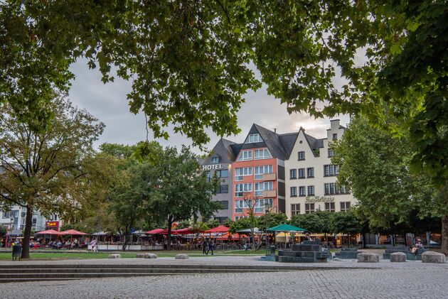 Gezelligheid rondom de Rheingarten in de avond