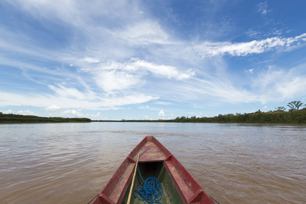 Met een houten bootje over de Rio Beni