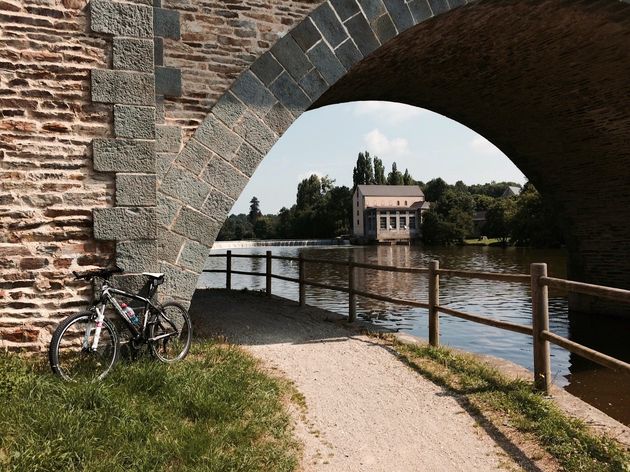 Mooie doorgangen aan de rivier de Mayenne in de omgeving van Laval