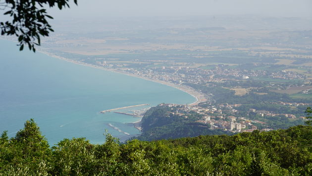 Het prachtige uitzicht (Numana) vanaf de Monte Conero