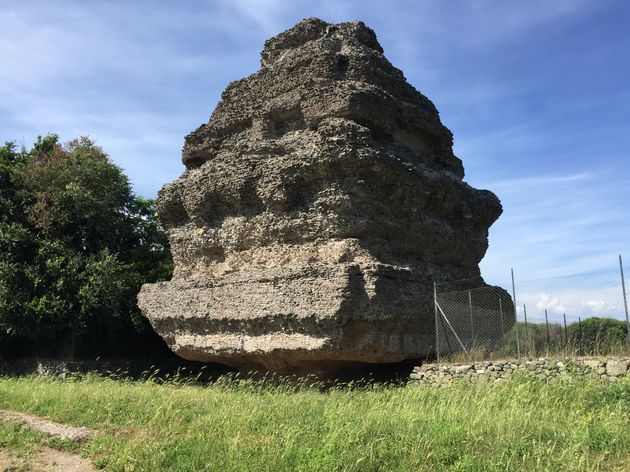 Een van de vele gedenkstenen langs de Via Appia