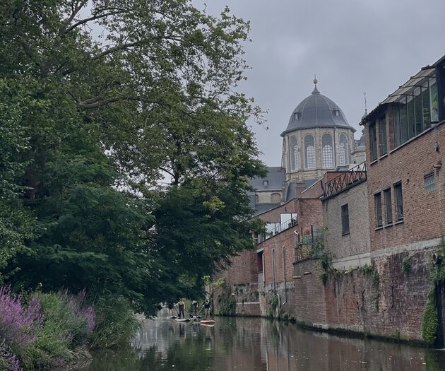 <em>Maak een rondvaart over de Binnendijle en ontdek de stad vanaf het water.<\/em>