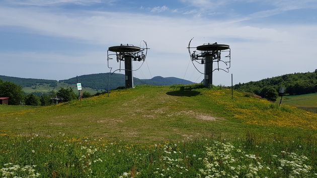 In de winter skigebied, zomers groene alpenweide