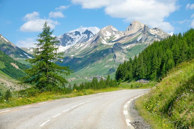 Rijd de Alpenroute \u00a9 helivideo - Adobe Stock