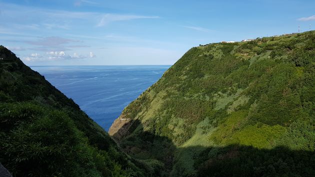 Heuvelachtige wegen, groen en altijd die blauwe zee