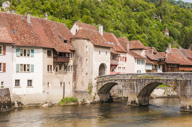 Saint-Ursanne, aan de oever van een kleine rivier\u00a9 bill_17