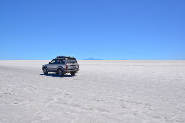 Crossen met de jeep over een eindeloos witte zoutvlakte is een super leuke ervaring.