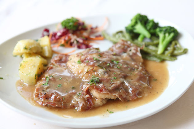 Saltimbocca is de Italiaanse variant van de schnitzel \u00a9 Oran Tantapakul - Adobe Stock