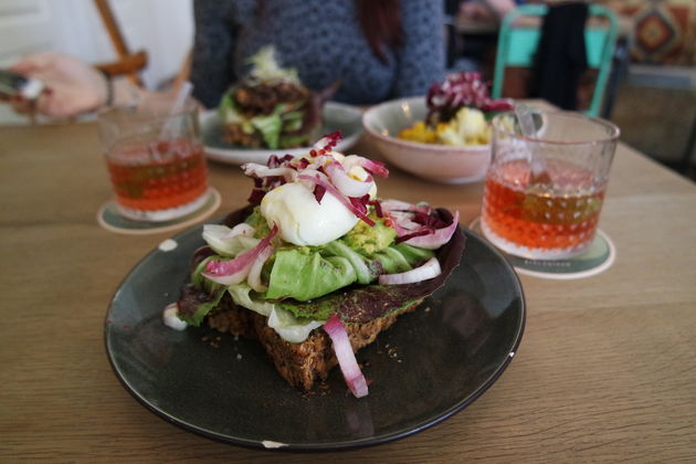 Bijzonder Brood met smashed avocado en een eitje.