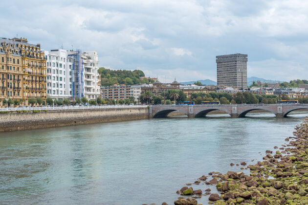 De rivier Urumea stroomt dwars door de stad