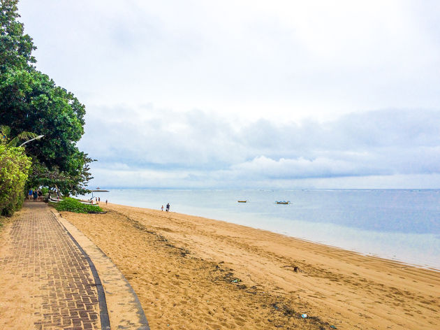 Het rustige strand van Sanur voor het ultieme relax moment