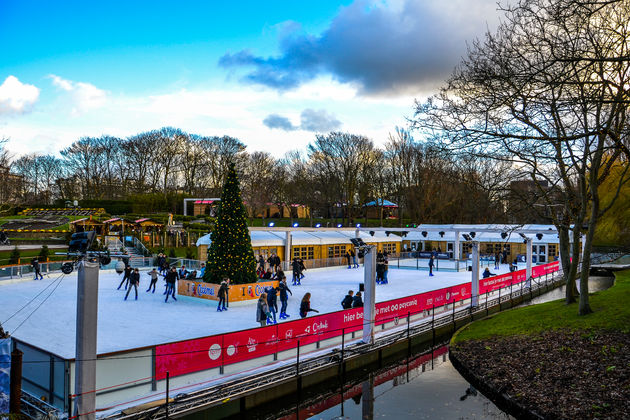 De kinderen vermaken zich op de ijsbaan in het park. Ook leuk voor volwassenen toch?