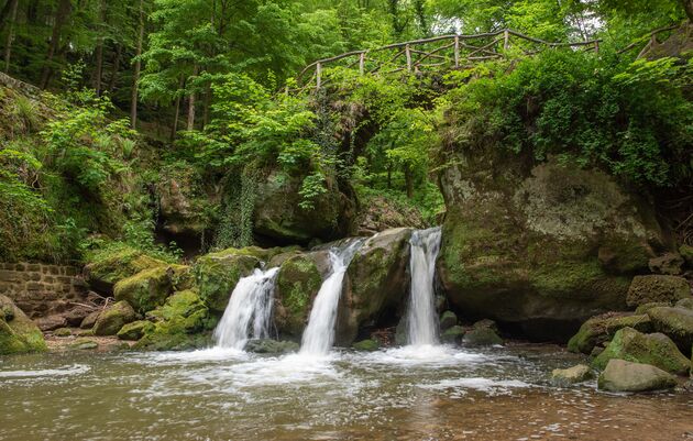 De Schiessentu\u0308mpel waterval is een van de meest bezochte plekken in het Mullerthal