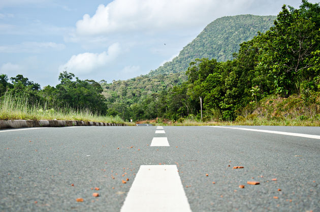 Huur een scooter en trek het binnenland in\u00a9 Richard Parsons - Adobe Stock 