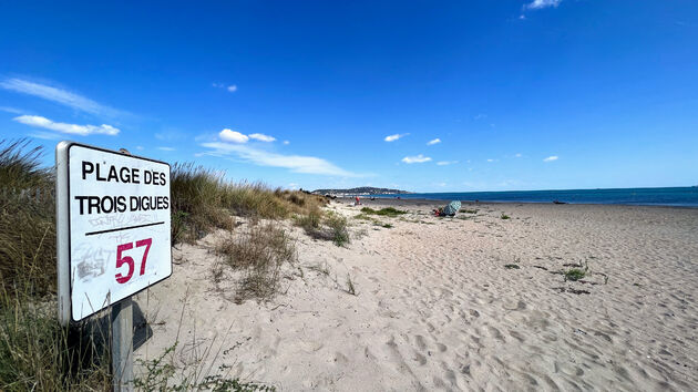 En... strandlaken mee want dit mooie strand ligt om de hoek!