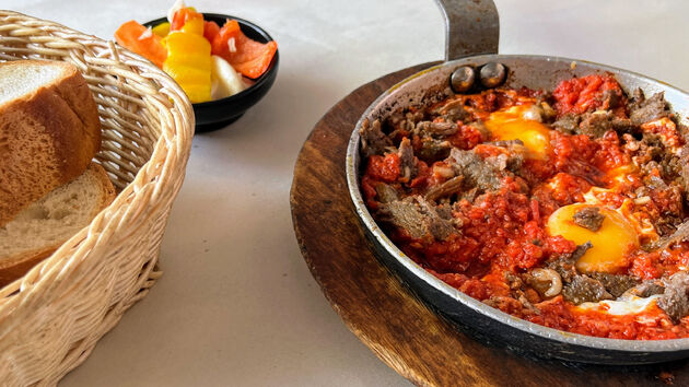 Shakshuka eten bij het fameuze restaurant van Dr. Shakshuka in Jaffa bij Tel Aviv