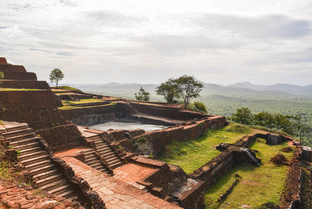 We beginnen aan de beklimming van Sigiriya