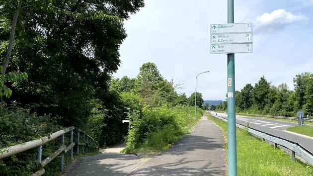 Het bordje van de Mosel-Radweg staat pas onderaan het fietspad, volg gewoon je gevoel