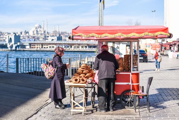 Simit - ronde sesambroodjes - koop je bij dit soort kraampjes op straat