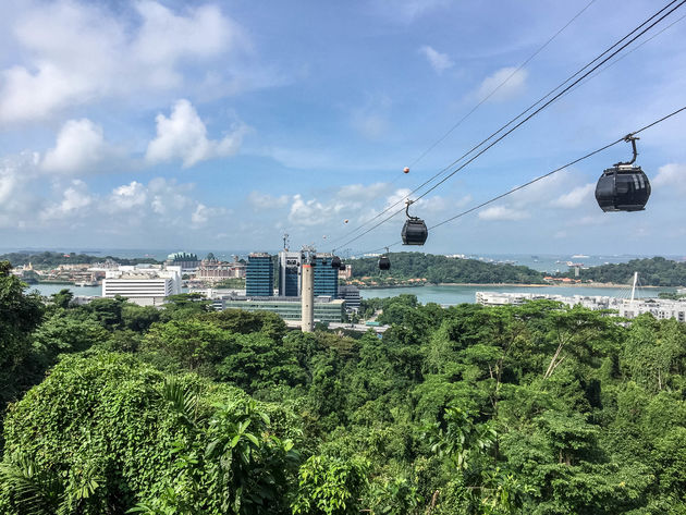 Singapore bestaat uit 63 eilanden. Deze kabelbaan neemt je mee naar Sentosa.