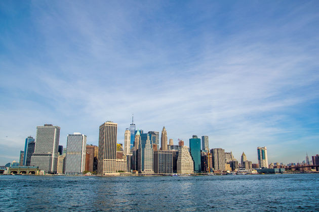 Foto genomen vanaf de overkant van de rivier in Brooklyn Bridge park Greenway