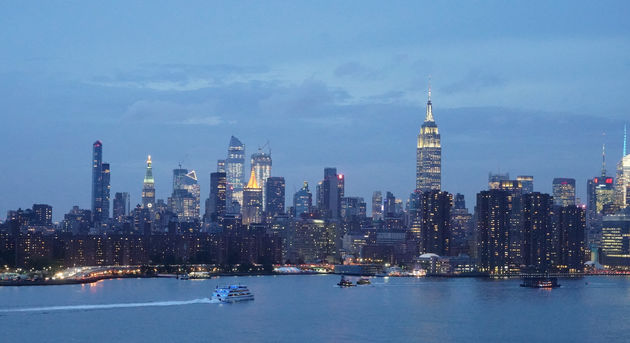 Vroeg in de avond met een biertje in je hand kijken naar Manhatten