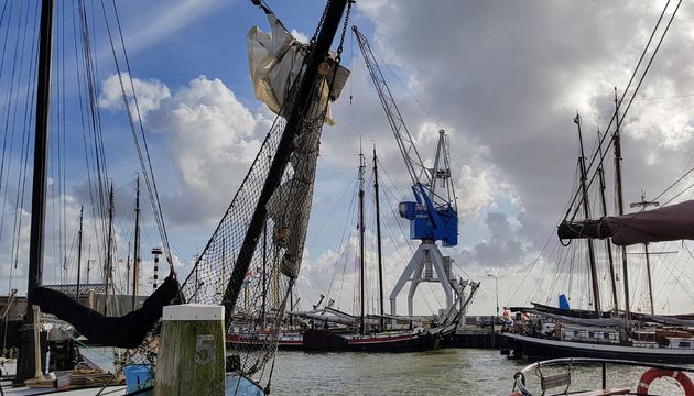 Slapen in een kraan in de haven van Harlingen