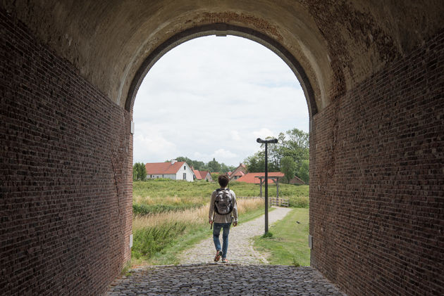 Via de oude stadspoorten kun je Sluis in en uit