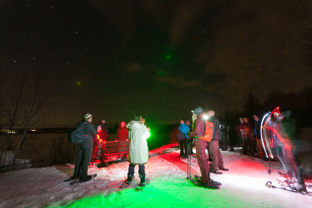 Klaar voor een sneeuwschoenwandeling door Elk Island National Park\u00a9 Haskin Canoe