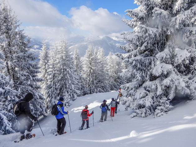 Wanneer je elkaars spoor volgt is het wandelen in verse sneeuw minder zwaar