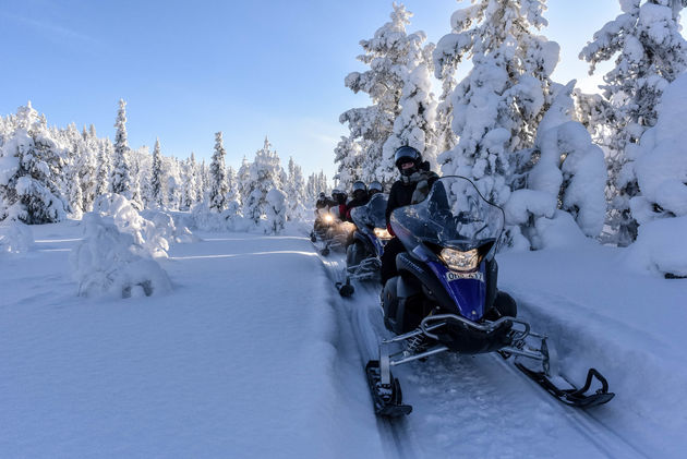 Sneeuwscooteren in de bevroren wildernis