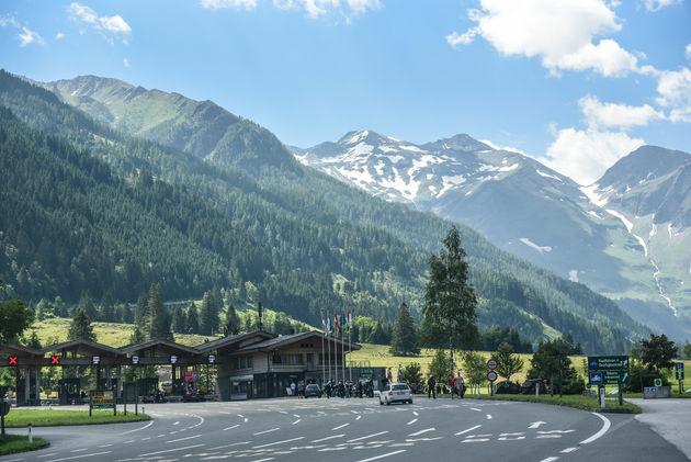 De start van de Grossglockner Hochalpenstrasse in Bruck