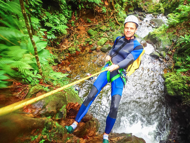 Met canyoning volg je een rivier bergafwaarts en ga je onder andere abseilen langs watervallen