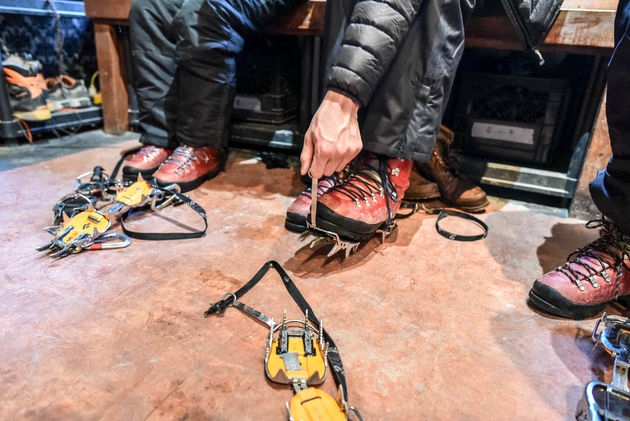 Het begint met het kiezen van de juiste schoenen en het aanmeten van de stijgijzers