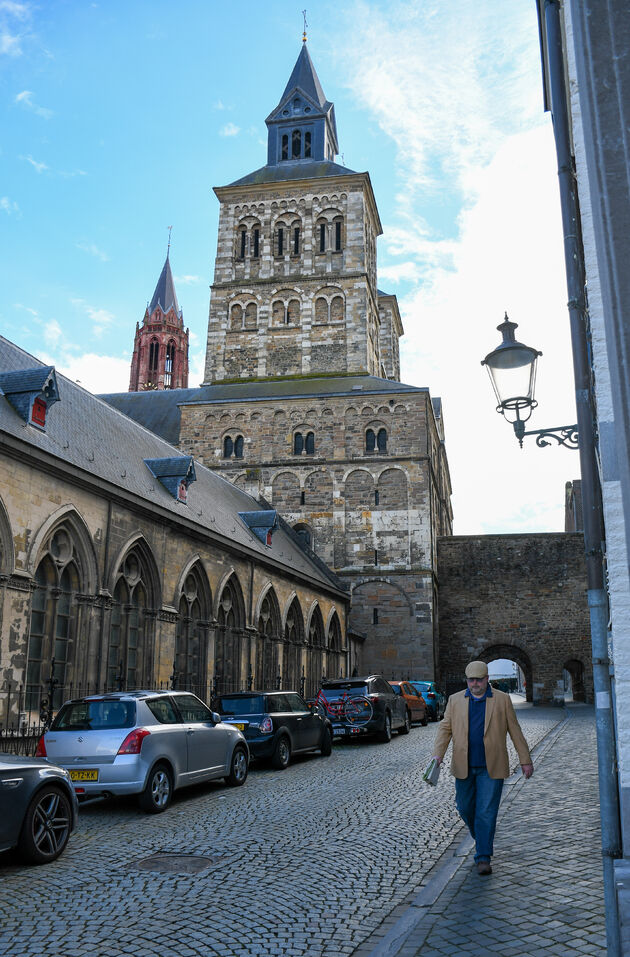 Het straatje achter het Vrijthof. Met het uitzicht op de basiliek en heerlijk rustig