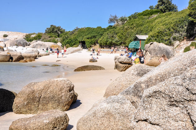 Het strand van Boulders Beach waar je je handdoek neer kunt leggen