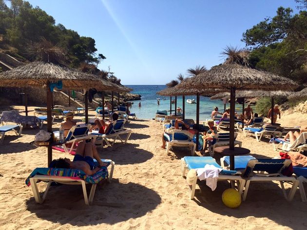 Lekker relaxen op een strandbedje op Cala Cap Falco