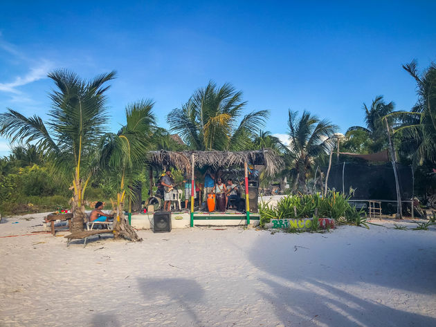 Elke dag live muziek op het strand met een lekkere cocktail er bij.