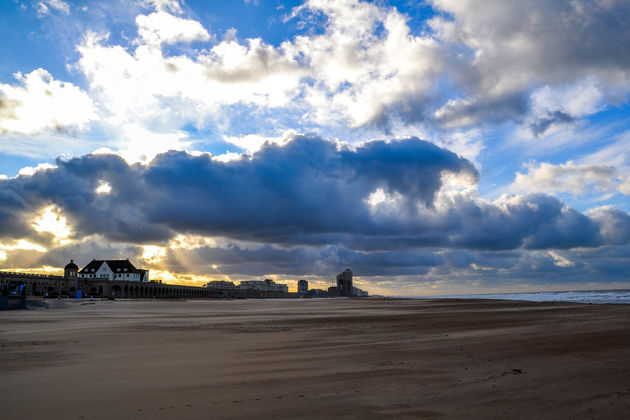 Op een mooie dag is een strandwandeling heerlijk