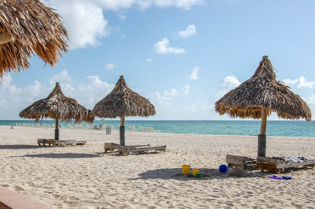 De volgende dag kun je bijkomen op dit soort toffe strandbedjes