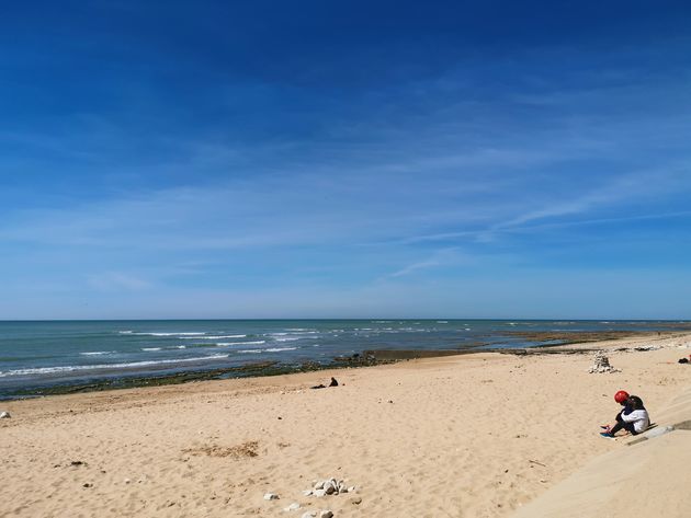 Brede zandstranden langs de kustlijn van I\u0302le de Re\u0301